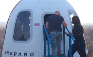 Momenti qesharak që pushtoi rrjetin: Jeff Bezos u rrëzua teksa priste të fejuarën nga hapësira