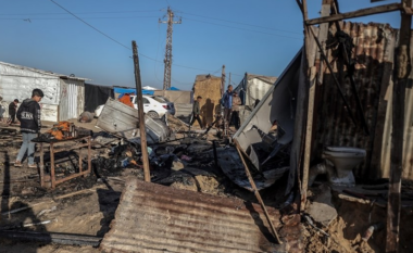 Izraeli godet me raketa tendat e refugjatëve në Gaza, të paktën 23 të vdekur