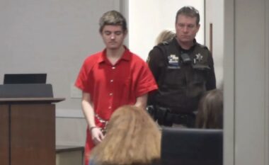 Një adoleshent “vrau prindërit, si pjesë e komplotit për vrasjen e Donald Trump”, thotë FBI