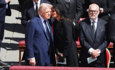 Një lexues buzësh zbuloi katër fjalët që Melania i pëshpëriti Trumpit në funeralin e Papës