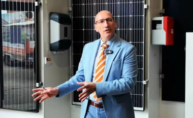 Si funksionojnë panelet solare – pronari i kompanisë Muqa Solar i njofton studentët me punën që bëjnë