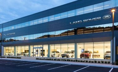 Jaguar Land Rover pezullon dërgimin e veturave në SHBA