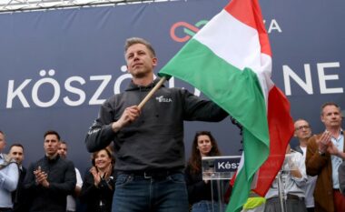 Sondazhet e nxjerrin para Orbanit – udhëheqësi i opozitës hungareze mban një tubim masiv në Budapest