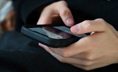 Në Angli po bëhet thirrje për ndalimin e aplikacioneve AI që krijojnë “imazhe seksuale të fëmijëve”