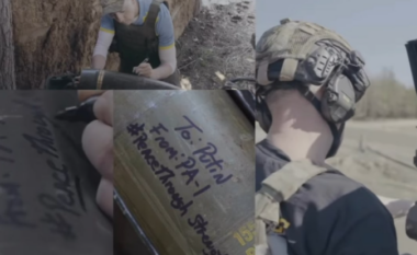 Një politikan amerikan shkoi në vijën e frontit në Ukrainë, i shkroi një mesazh Putinit në raketë