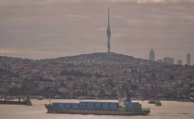 Turqia sheh “mundësinë e përfitimit” nga tarifat e vendosura nga Donald Trump