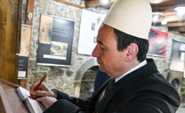 Pas homazheve në Zhazhë, Kurti viziton Kompleksin e Kullave të Isa Boletinit: Këtu u mësua dhe u mbrojt historia e shqiptarëve