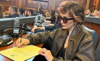 Me xhaketë lëkure dhe syze dielli, Adriana Matoshi betohet si deputete në legjislaturën e saj të dytë: Për angazhim dhe dashuri për vendin tim