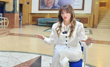 Etiketimet si “figurë përçarëse”, Albulena Haxhiu u përgjigjet PDK-së dhe AAK-së