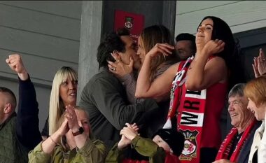 Blake Lively dhe Ryan Reynolds festojnë promovimin e Wrexham mes përqafimeve dhe emocioneve në Uells