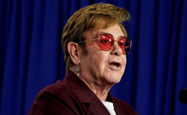 Elton John në betejë me verbërinë: Nuk di të lexoj apo shikoj djemtë e mi duke luajtur sport