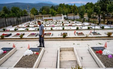 Varret pa qetësi, familjarët e të pagjeturve në Kosovë i përcjellin identifikimet e pasakta