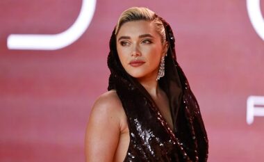 Hajdutët shkatërrojnë furgonin e Florence Pugh gjatë premierës së filmit në Londër, vjedhin celularin dhe laptopin