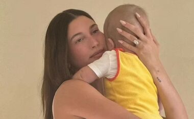Hailey Bieber ndan fotografi të ëmbla me djalin e saj Jack për Pashkë