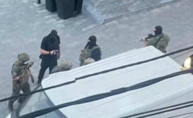 Aksion antidrogë në Prishtinë: Sekuestrohen mbi 2 kg kokainë, armë dhe vetura – arrestohen pesë persona