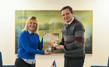 Uta Ibrahimi ia dhuron Kurtit librin për fëmijë “Uta në Sharr”