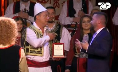 Laerti befasohet edhe nga një tjetër i ftuar special: Kryetari i Bashkisë së Kolonjës shpall atë qytetar nderi