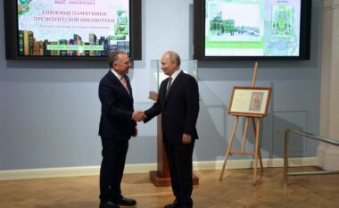 Ukraina e gatshme të diskutojë me Rusinë – por vetëm pas një armëpushimi fillestar