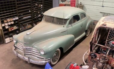 Një Chevrolet Stylemaster i vitit 1948, i harruar dhe i mbuluar nga dekada pluhuri, më në fund pa “larjen e parë të vërtetë”