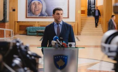 Krasniqi: Për Kurtin, Albulena Haxhiu më e rëndësishme se qytetarët
