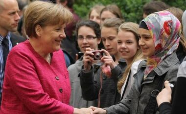 Dikur hapi kufijtë, tani dëshiron t’i mbyllë – Merkel befasoi me deklaratën për politikën e migracionit