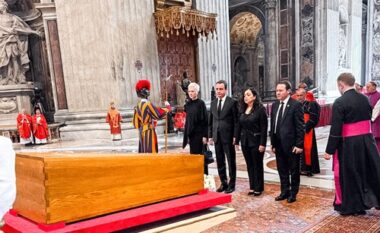 Në ceremoninë mortore të Papa Françeskut, Kurti: Do të mbahet mend si një udhëheqës i përulur