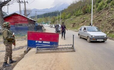 Të paktën pesë të vrarë pasi persona të armatosur hapën zjarr ndaj një grupi turistësh në Kashmirin e administruar nga India