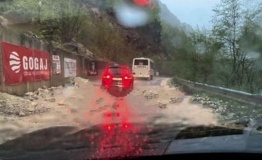 Reshjet e shiut, rrëshqitje dheu dhe gurësh në rrugën për Rugovë – vështirësi për shoferët