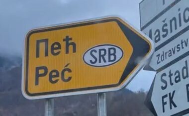 Tabela në Plavë që e shënonte Pejën si pjesë të Serbisë, pas reagimeve është larguar