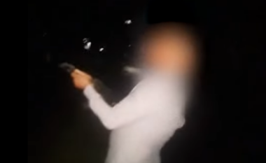 U panë në një video incizim duke shtënë me armë zjarri në Mitrovicë, dy të dyshuarit ndalohen për 48 orë