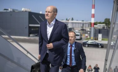 Përqafoi kancelarin Olaf Scholz – tani duhet të paguajë një gjobë prej 4500 eurosh
