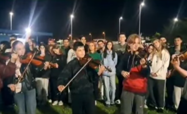 Nxënësit e Shkollës “Prenk Jakova” nga Prishtina, pengohen të kalojnë nëpër Serbi – por mbajnë koncert në zonën kufitare
