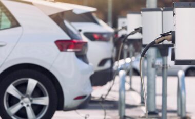 Starmer premton ‘ndryshime të guximshme’ në rregullat mbi makinat elektrike pas tarifave të vendosura nga Trump