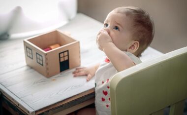 Si të veproni kur bebja juaj përpin ndonjë objekt: Mbani në mend këto gjashtë veprime!