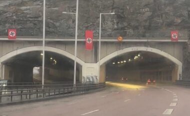 Flamujt nazistë shfaqen në Stokholm në ditëlindjen e Hitlerit