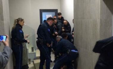 KMDLNj kundërshton arrestimin e aktivistëve para zyrave të ZRrE-së