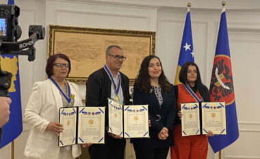 Osmani dekoron me medalje të mbijetuarit e dhunës seksuale gjatë luftës në Kosovë
