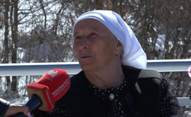 “E pritëm të gjallë, por nuk erdhi”, Velime Kryeziu kujton fjalët e burrit: Më tha nëse të dalin serbët përpara, çikat mos t’i marrin