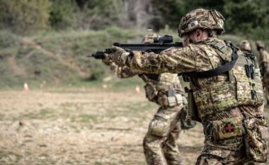 Ushtarët italianë dhe kroatë të KFOR-it zhvillojnë stërvitje me armë zjarri në poligonin “Voloire”