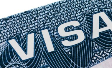 “Shkelësit” e vizave, ambasada e SHBA-së në Kosovë rikujton pasojat: Dënime të rënda, burgim dhe dëbim