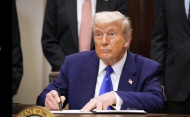 Trump nënshkruan urdhrin ekzekutiv që u vendos prodhuesve të ilaçeve një afat prej 30 ditësh, për të ulur kostot e barnave me recetë