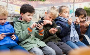 A do t’i ndalojë BE-ja telefonat në shkollë?