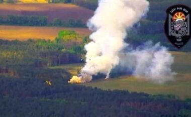 Dronët ukrainas shkatërrojnë sistemet kundërajrore ruse Buk-M3 dhe Uragan-1, pamje nga aksioni në vijën e frontit