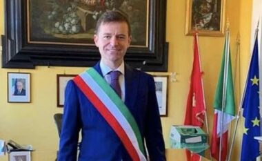 Arrestohet teksa po fuste para në xhep kryebashkiaku italian