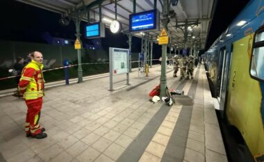 Po kërkonte AirPodin që i ra në tokë, pasagjerit i ngecë dora në platformën e stacionit të trenit – zjarrfikësit gjermanë detyrohen të intervenojnë