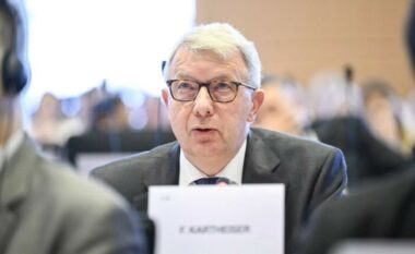 Konservatorët e Parlamentit Evropian përjashtojnë eurodeputetin luksemburgas për shkak të udhëtimit në Moskë