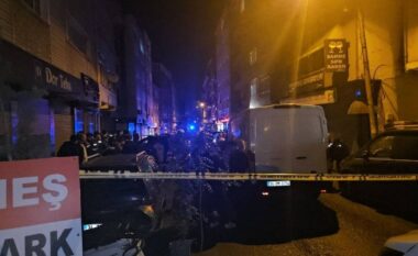 Dy persona me motoçikletë hedhin granatë dore në një qendër argëtimi në Stamboll, 7 të plagosur