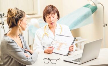Çfarë është sekrecioni ngjyrëkafe para dhe pas menstruacioneve dhe a është i rrezikshëm?