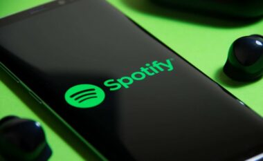 Spotify është falas, nuk ka më nevojë t’i paguaj Apple-it