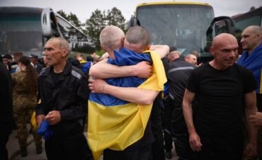Qindra të burgosur të tjerë të liruar nga Ukraina dhe Rusia